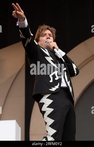 Le chanteur principal Pelle Almqvist du groupe de rock suédois The Hives se produit au Emirates Stadium, Londres, Angleterre, Royaume-Uni le vendredi 16 juin 2023. Banque D'Images