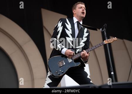 Le guitariste Nicholaus Arson (Niklas Almqvist) du groupe de rock suédois The Hives joue au Emirates Stadium, Londres, Angleterre, Royaume-Uni le vendredi 16 juin 20 Banque D'Images