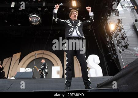 Le chanteur principal Pelle Almqvist du groupe de rock suédois The Hives se produit au Emirates Stadium, Londres, Angleterre, Royaume-Uni le vendredi 16 juin 2023. Banque D'Images