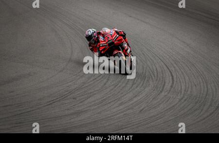 Enea Bastianini de Ducati Lenovo lors des essais libres 1 avant le Grand Prix de Grande-Bretagne Monster Energy 2023 à Silverstone, Towcester. Date de la photo : Vendredi 4 août 2023. Banque D'Images