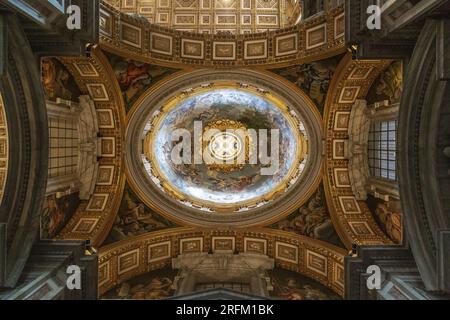 ROME, VATICAN - MARTH 9, 2023 : Ceci est une vue intérieure de l'un des dômes de la chapelle de Saint Basilique Pierre. Banque D'Images