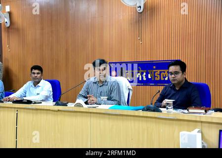 Bikaner, Inde. 04 août 2023. Le directeur divisionnaire des chemins de fer Bikaner (DRM) Dr. Ashish Kumar s'adresse à une conférence de presse concernant le schéma de la gare d'Amrit Bharat. (Photo de Dinesh Gupta/Pacific Press) crédit : Pacific Press Media production Corp./Alamy Live News Banque D'Images