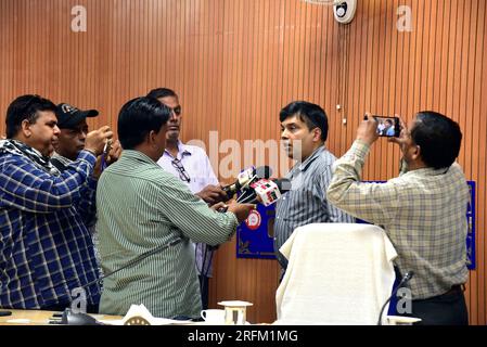 Bikaner, Inde. 04 août 2023. Le directeur divisionnaire des chemins de fer Bikaner (DRM) Dr. Ashish Kumar s'adresse à une conférence de presse concernant le schéma de la gare d'Amrit Bharat. (Photo de Dinesh Gupta/Pacific Press) crédit : Pacific Press Media production Corp./Alamy Live News Banque D'Images