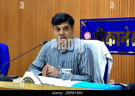 Bikaner, Inde. 04 août 2023. Le directeur divisionnaire des chemins de fer Bikaner (DRM) Dr. Ashish Kumar s'adresse à une conférence de presse concernant le schéma de la gare d'Amrit Bharat. (Photo de Dinesh Gupta/Pacific Press) crédit : Pacific Press Media production Corp./Alamy Live News Banque D'Images