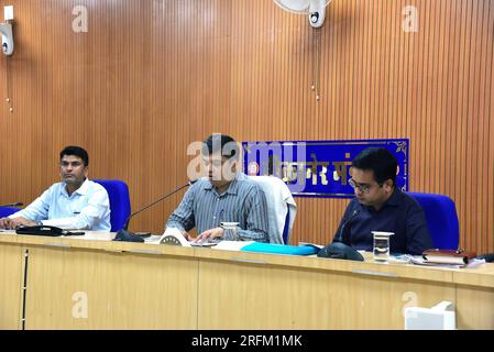 Bikaner, Inde. 04 août 2023. Le directeur divisionnaire des chemins de fer Bikaner (DRM) Dr. Ashish Kumar s'adresse à une conférence de presse concernant le schéma de la gare d'Amrit Bharat. (Photo de Dinesh Gupta/Pacific Press) crédit : Pacific Press Media production Corp./Alamy Live News Banque D'Images