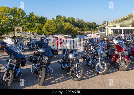 33e édition de la BBW (Brescoudos Bike week) qui est le plus grand rassemblement moto de la région. Traversée vers Colombiers. Occitanie, france Banque D'Images