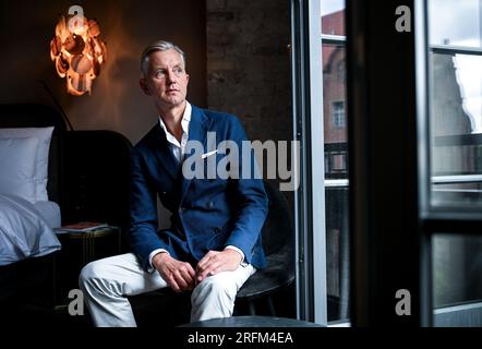 Berlin, Allemagne. 31 juillet 2023. Le musicien Max Raabe en marge d’une interview dpa. Crédit : Britta Pedersen/dpa/Alamy Live News Banque D'Images