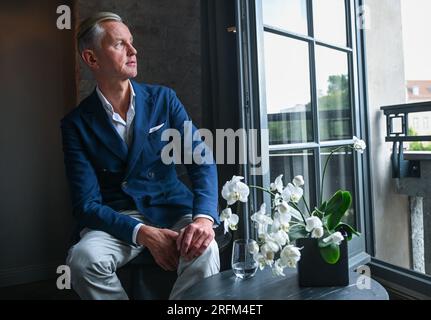 Berlin, Allemagne. 31 juillet 2023. Le musicien Max Raabe en marge d’une interview dpa. Crédit : Britta Pedersen/dpa/Alamy Live News Banque D'Images