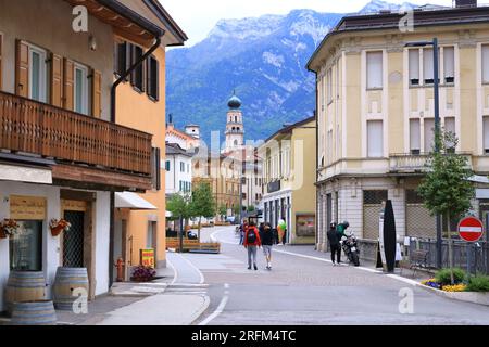 Mai 18 2023 - Levico terme, Löweneck en Italie : le centre du village avec les touristes Banque D'Images