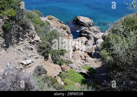 Randonnée dans les collines vers l'ancienne station thermale, Therma, île d'Ikaria, Grèce Banque D'Images