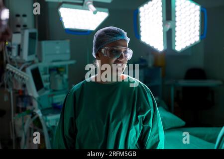 Chirurgienne caucasienne portant une blouse chirurgicale en salle d'opération à l'hôpital Banque D'Images