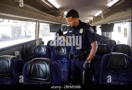 Laredo, États-Unis. 31 juillet 2023. UN AMÉRICAIN Un agent des douanes et de la protection des frontières inspecte un autobus pour détecter la contrebande au poste frontalier du Mexique, le 31 juillet 2023 à Laredo, au Texas. Crédit : Glenn Fawcett/CBP photos/Alamy Live News Banque D'Images