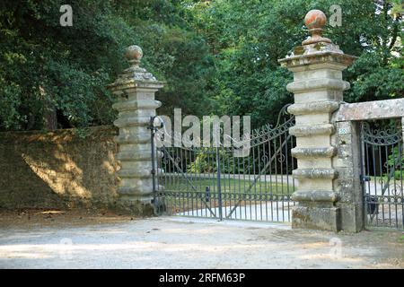 Portes d'entrée ornées avec piliers en pierre sur la route de Roguedas, Roguedas, Arradon, Morbihan, Bretagne, France Banque D'Images