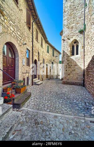 Giano dell'Umbria (Italie) est une petite ville de la province de Pérouse. Les rues étroites et les bâtiments médiévaux sont faits de pierres. Banque D'Images