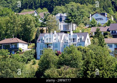 Impressions de la petite ville Einruhr dans le parc national Eifel en Allemagne Banque D'Images