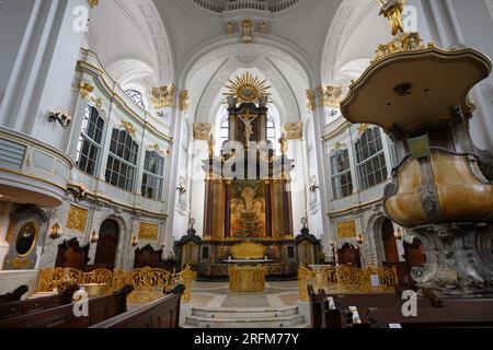 Hambourg, Allemagne - juin 15 2023 : Michaelis Kirche ou Église Saint Michaels intérieur protestant baroque avec autel et Pulpit Banque D'Images