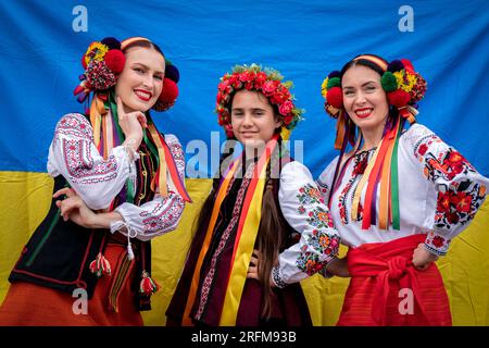 (De gauche à droite) Tetiana Hordiienko, Mariana Melnyk et Oksana Saiapina, membres de la chorale ukrainienne Oberih, devant le club ukrainien d’Édimbourg avant leur séance de répétition. Le chœur a été formé au début des années 1970 par des hommes ukrainiens qui s'étaient installés en Écosse après la 2e Guerre mondiale. Quelques membres de la chorale des années 1970 sont encore activement impliqués aujourd'hui. Depuis l'invasion de l'Ukraine, de nombreux Ukrainiens vivant à Édimbourg et dans les environs ont rejoint la chorale qui est maintenant connue sous le nom de «Oberih». Date de la photo : Vendredi 4 août 2023. Banque D'Images