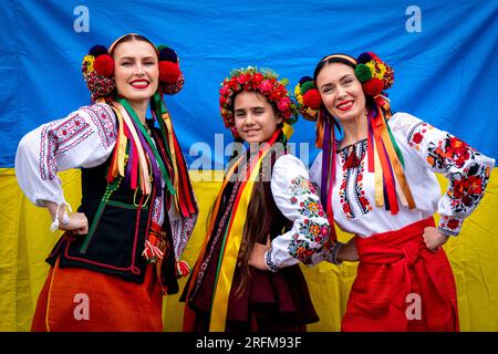 (De gauche à droite) Tetiana Hordiienko, Mariana Melnyk et Oksana Saiapina, membres de la chorale ukrainienne Oberih, devant le club ukrainien d’Édimbourg avant leur séance de répétition. Le chœur a été formé au début des années 1970 par des hommes ukrainiens qui s'étaient installés en Écosse après la 2e Guerre mondiale. Quelques membres de la chorale des années 1970 sont encore activement impliqués aujourd'hui. Depuis l'invasion de l'Ukraine, de nombreux Ukrainiens vivant à Édimbourg et dans les environs ont rejoint la chorale qui est maintenant connue sous le nom de «Oberih». Date de la photo : Vendredi 4 août 2023. Banque D'Images