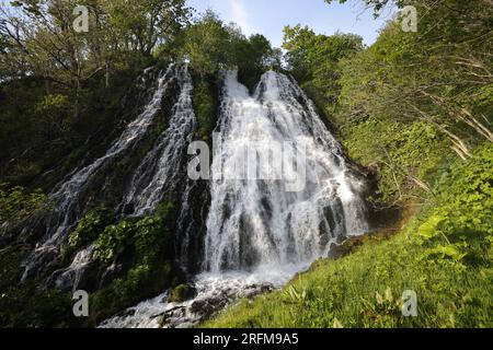 Vue sur les chutes Oshinkoshin. Péninsule de Shiretoko. Hokkaido. Japon Banque D'Images