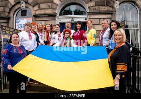 Les membres de la chorale ukrainienne « Oberih », devant le club ukrainien d’Édimbourg avant leur séance de répétition. Le chœur a été formé au début des années 1970 par des hommes ukrainiens qui s'étaient installés en Écosse après la 2e Guerre mondiale. Quelques membres de la chorale des années 1970 sont encore activement impliqués aujourd'hui. Depuis l’invasion de l’Ukraine, de nombreux Ukrainiens vivant maintenant à Édimbourg et dans les environs ont rejoint la chorale qui est maintenant connue sous le nom de « Oberih ». Date de la photo : Vendredi 4 août 2023. Banque D'Images