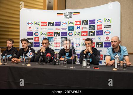 Le Belge Nathan Van Hooydonck de Jumbo-Visma, le Belge Jasper Stuyven de Lidl-Trek, le Belge Victor Campenaerts de Lotto-Dstny, le Belge Tiesj Benoot de Jumbo-Visma, le Belge Yves Lampaert de Soudal Quick-Step et le Belge Frederik Frison de Lotto-Dstny photographié lors d'une conférence de presse lors des Championnats du monde de cyclisme sur route UCI 2023 à Glasgow, Royaume-Uni le vendredi 04 août 2023. UCI organise les mondes avec toutes les disciplines cyclistes, cyclisme sur route, cyclisme en salle, VTT, course BMX, Paracyclisme routier et paracyclisme intérieur, à Glasgow du 05 au 13 août. BELGA PHOTO DAVID PINTENS Banque D'Images