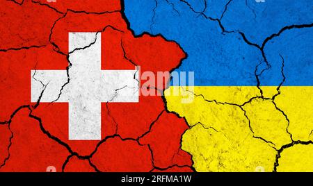 Drapeaux de la Suisse et de l'Ukraine sur la surface fissurée - politique, concept de relation Banque D'Images