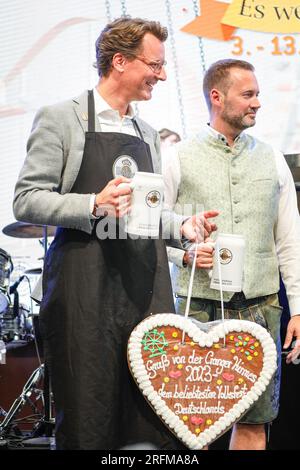 Herne, Allemagne. 04 août 2023. Le Premier ministre de Rhénanie-du-Nord-Westphalie, Hendrik Wüst (CDU) déguste une bière dans la tente festive pour ouvrir officiellement le parc des expositions Cranger kirmes à Herne. La foire de Cranger kirmes est l'une des plus grandes d'Allemagne. La chanteuse pop Michelle et d'autres se produisent. La foire populaire attire régulièrement plus de 4m de visiteurs pendant ses 10 jours de course. La foire remonte au début du 18e siècle à Crange. Crédit : Imageplotter/Alamy Live News Banque D'Images