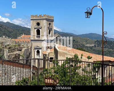 Paysage avec vue panoramique sur le clocher de la Chiesa di San Nicolò de style siculo-normand à Savoca Sicile, Italie. Banque D'Images