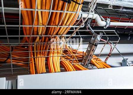 Système de conduits électriques et pipeline métallique installé sur le plafond du bâtiment, câbles de couleur, concept de centrale électrique Banque D'Images