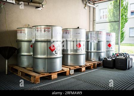 Conteneurs métalliques contenant des déchets chimiques de laboratoires, concept de gestion des déchets Banque D'Images