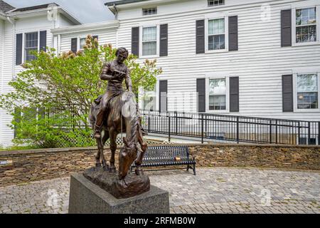 Bethel, CT - 3 mai 2023 : cette sculpture intitulée 'Lincoln équestre' par Anna Hyatt Huntington, sur le terrain de la bibliothèque publique, représente un jeune A. Banque D'Images