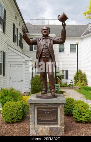 Bethel, CT - 3 mai 2023 : cette statue de Phineas Taylor (P.T.) Barnum, par le sculpteur David Gesualdi, se dresse devant la bibliothèque. Barnum est né à Banque D'Images