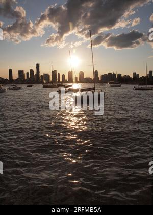 Coucher de soleil sur le New Jersey le long de la rivière Hudson entre New York et le New Jersey. Bateaux privés amarrés dans la rivière. Banque D'Images