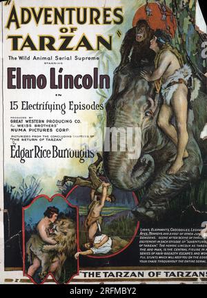 Aventures de Tarzan par Edgar Rice Burroughs, 1875-1950 , auteur 1921. Carte Fenêtre de motion picture "aventures de Tarzan dans Tarzan montre des scènes du film, la lutte contre un lion, à cheval sur un éléphant, et la lutte contre deux hommes. Banque D'Images