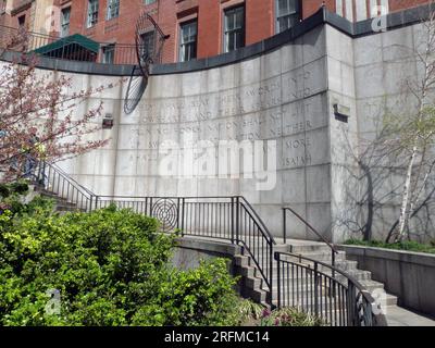 Ralph Bunche Park en face du siège des Nations Unies à New York. Une citation du livre d'Isaïe est sculptée dans le mur (épées dans des socs de charrue). Banque D'Images