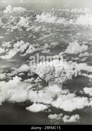 Champignon atomique avec les navires ci-dessous lors de l'opération Crossroads les essais d'armes sur l'atoll de Bikini Banque D'Images