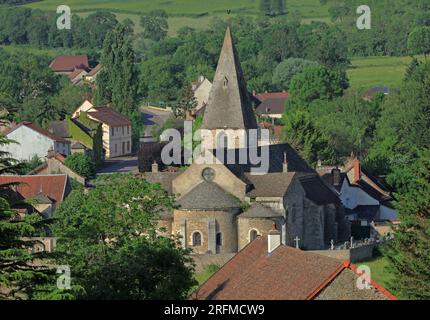 France, Côte-d'Or (21), la Rochepot, village bourguignon, dominé par le Château de la Rochepot Banque D'Images