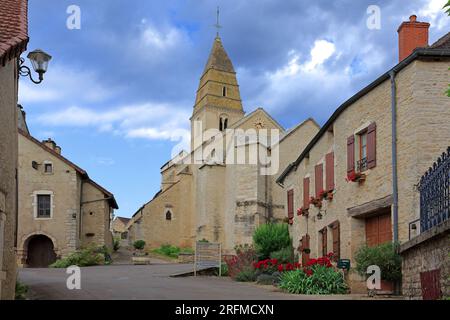 France, Côte-d'Or, Saint-Aubin, église et rue du village Banque D'Images
