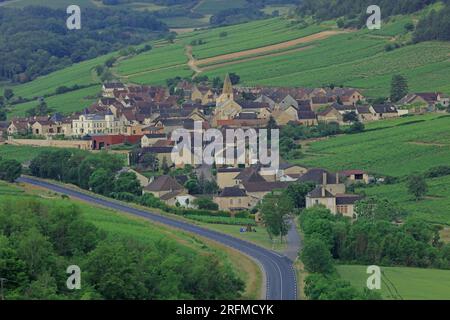 France, Côte-d'Or, Saint-Aubin, le village vu du célèbre vignoble Banque D'Images