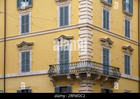 Italie, Rome, Latium, via Tomacelli, coin via del Corso, balcon, Banque D'Images