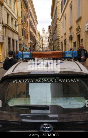 Italie, Rome, Latium, via Tomacelli, voiture de police, Banque D'Images