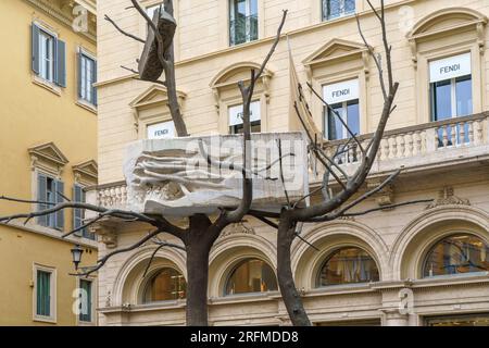 Italie, Rome, Latium, Largo Carlo Goldoni, et coin de la via Fontanella Borghese et via Tomacelli, siège de la maison Fendi, sculpture, arbre de pierre de Giuseppe Penone Banque D'Images