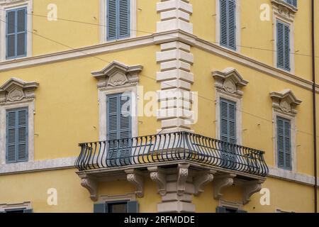 Italie, Rome, Latium, via Tomacelli, coin via del Corso, balcon, Banque D'Images