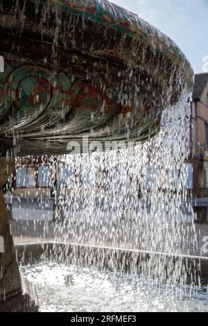 France, région Normandie, Calvados, Pont-l'Evêque, rue Saint-Michel, fontaine en face de l'ancien palais de justice, Banque D'Images