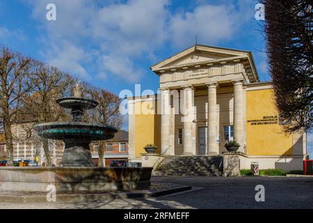 France, région Normandie, Calvados, Pont-l'Evêque, rue Saint-Michel, ancienne cour et fontaine Banque D'Images