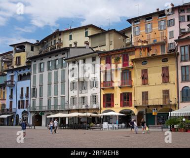 La place principale de Lovere, lac d'Iseo, Lombardie, Italie Banque D'Images