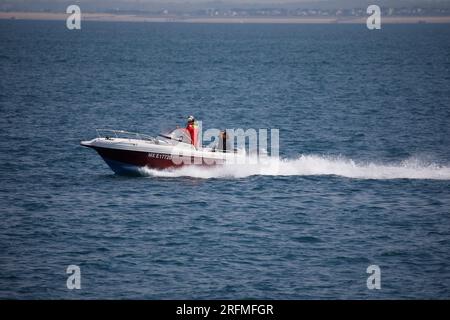 France, Normandie, Manche, Baie du Mont-Saint-Michel, Granville, bateau de plaisance, hors-bord Banque D'Images