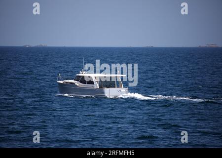 France, Normandie, Manche, Baie du Mont-Saint-Michel, Granville, bateau de plaisance, hors-bord Banque D'Images