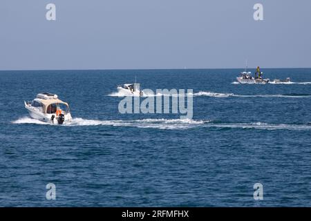 France, Normandie, Manche, Granville, trois bateaux à proximité des îles Chausey Banque D'Images