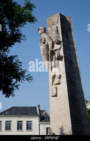 France, région hauts-de-France, département de la somme, Amiens, place René Goblet, statue de Philippe Leclerc de Hautecloque, maréchal de France, sculpteurs Jan et Joël Martel, architecte Jean Bossu Banque D'Images